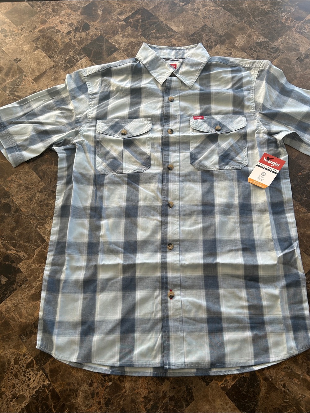 NWT 🆕 Wrangler Men’s Blue Plaid Short-Sleeve Button-Down Shirt size S